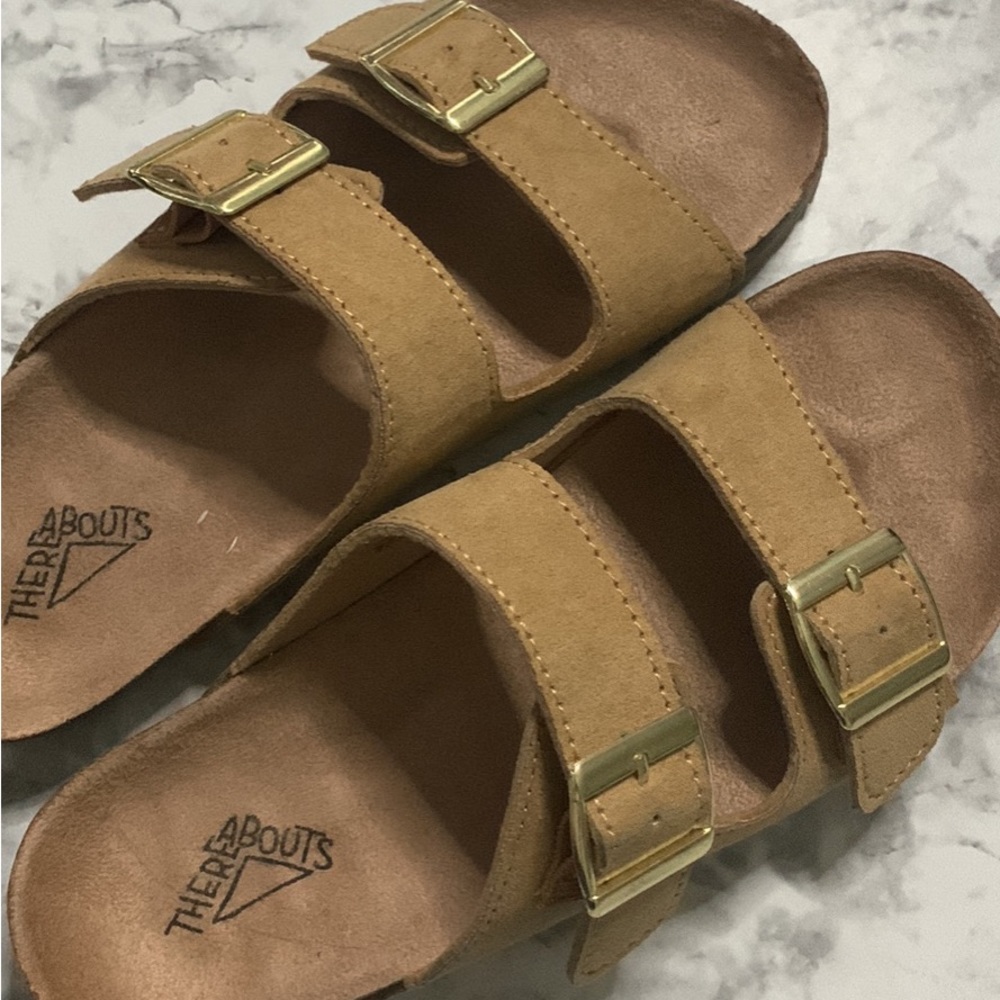 I am selling sandals that i’ve never worn